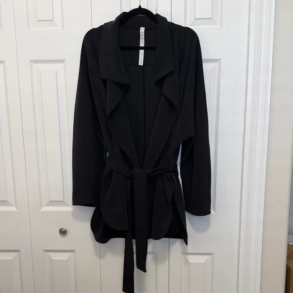 Lululemon Black Wrap Belted Women's Jacket in excellent condition. XL/XXL - Picture 1 of 6
